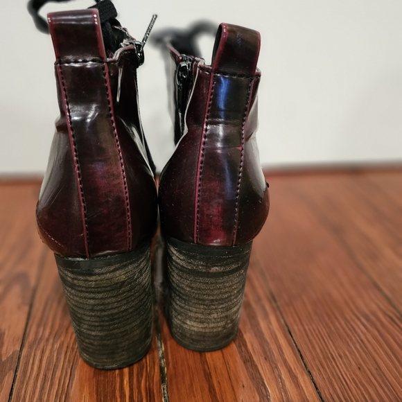 Steve Madden Andie Lace-Up Chunky Boots | Glossy Burgundy Y2K Style | Size 7 - Picture 2 of 5